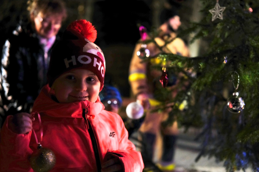 Sołtys zaprosił na strojenie choinki [FOTO]