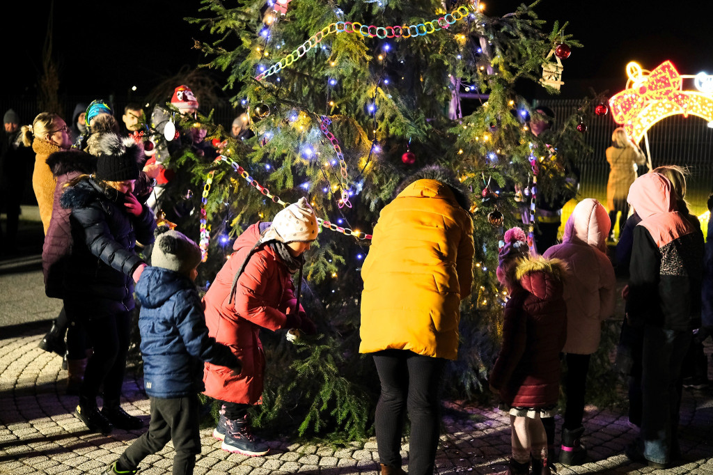Sołtys zaprosił na strojenie choinki [FOTO]