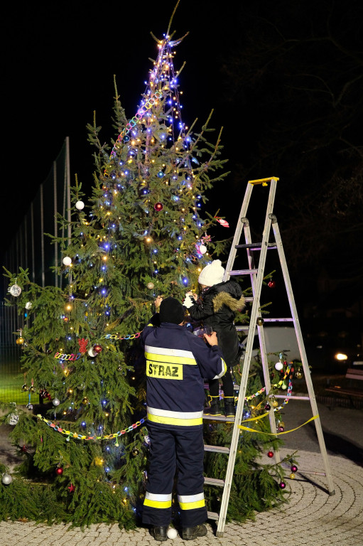 Sołtys zaprosił na strojenie choinki [FOTO]