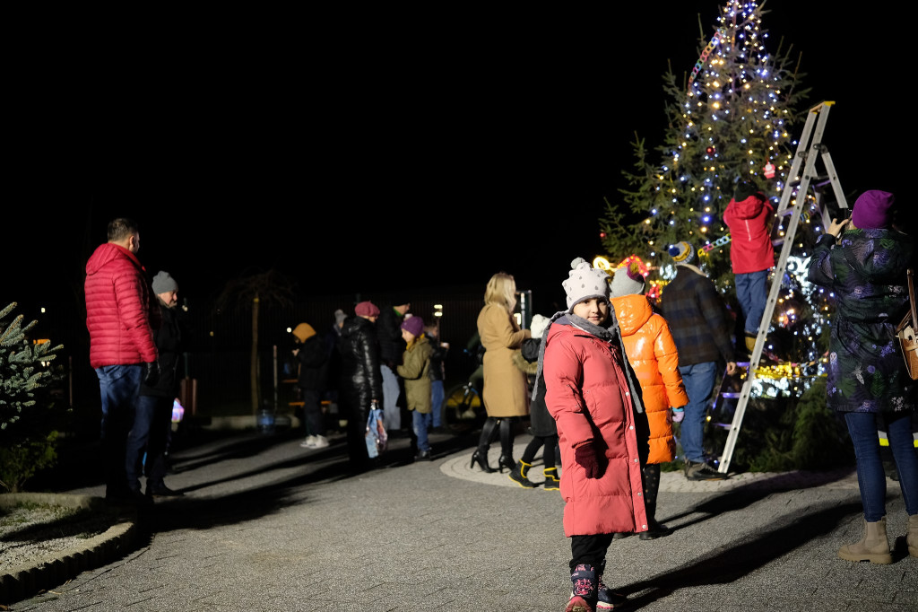 Sołtys zaprosił na strojenie choinki [FOTO]