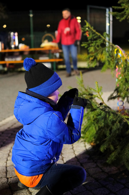Sołtys zaprosił na strojenie choinki [FOTO]
