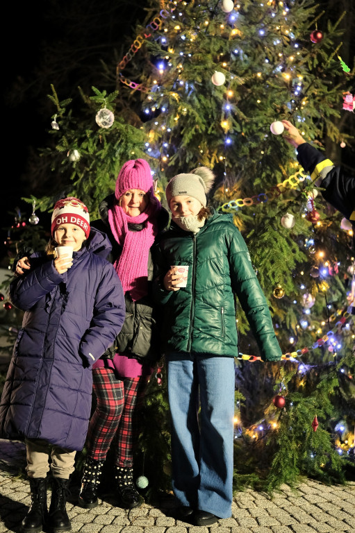 Sołtys zaprosił na strojenie choinki [FOTO]