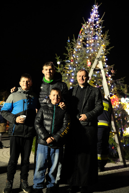 Sołtys zaprosił na strojenie choinki [FOTO]