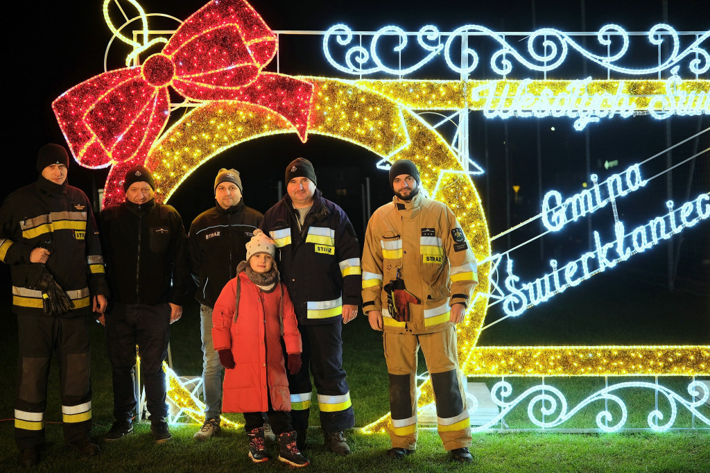 Sołtys zaprosił na strojenie choinki [FOTO]