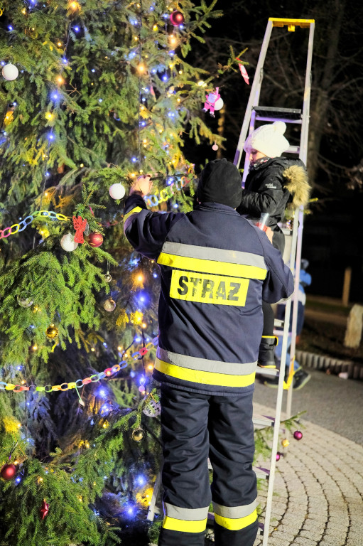 Sołtys zaprosił na strojenie choinki [FOTO]