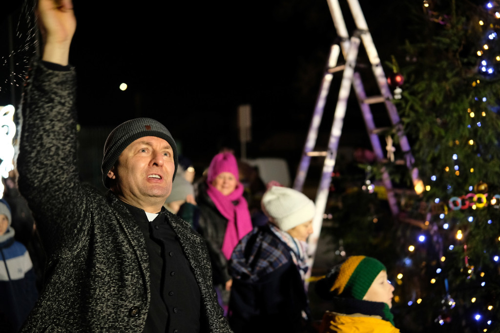 Sołtys zaprosił na strojenie choinki [FOTO]