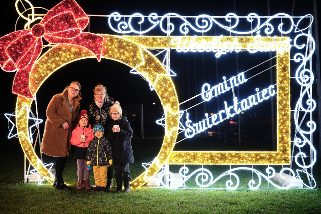 Sołtys zaprosił na strojenie choinki [FOTO]