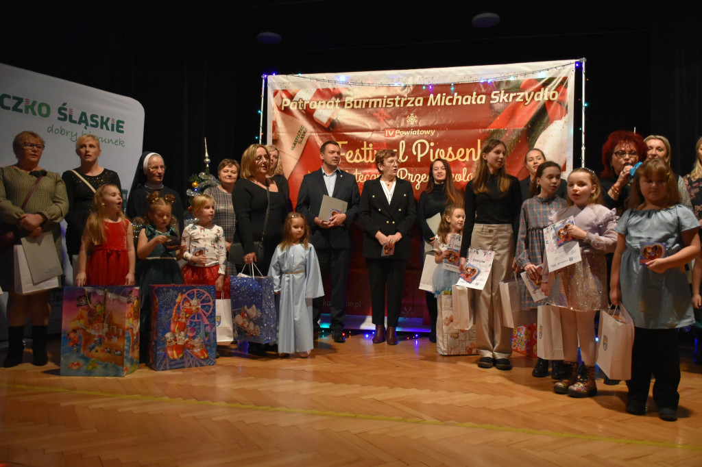 Małe gwiazdy na scenie. Festiwal przedszkolaków [FOTO]