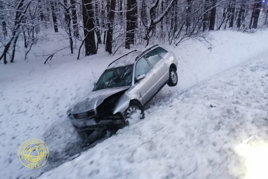 DK 11. Śliska droga, za szybko i auto w rowie