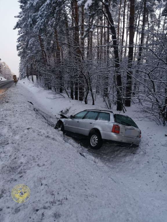 DK 11. Śliska droga, za szybko i auto w rowie