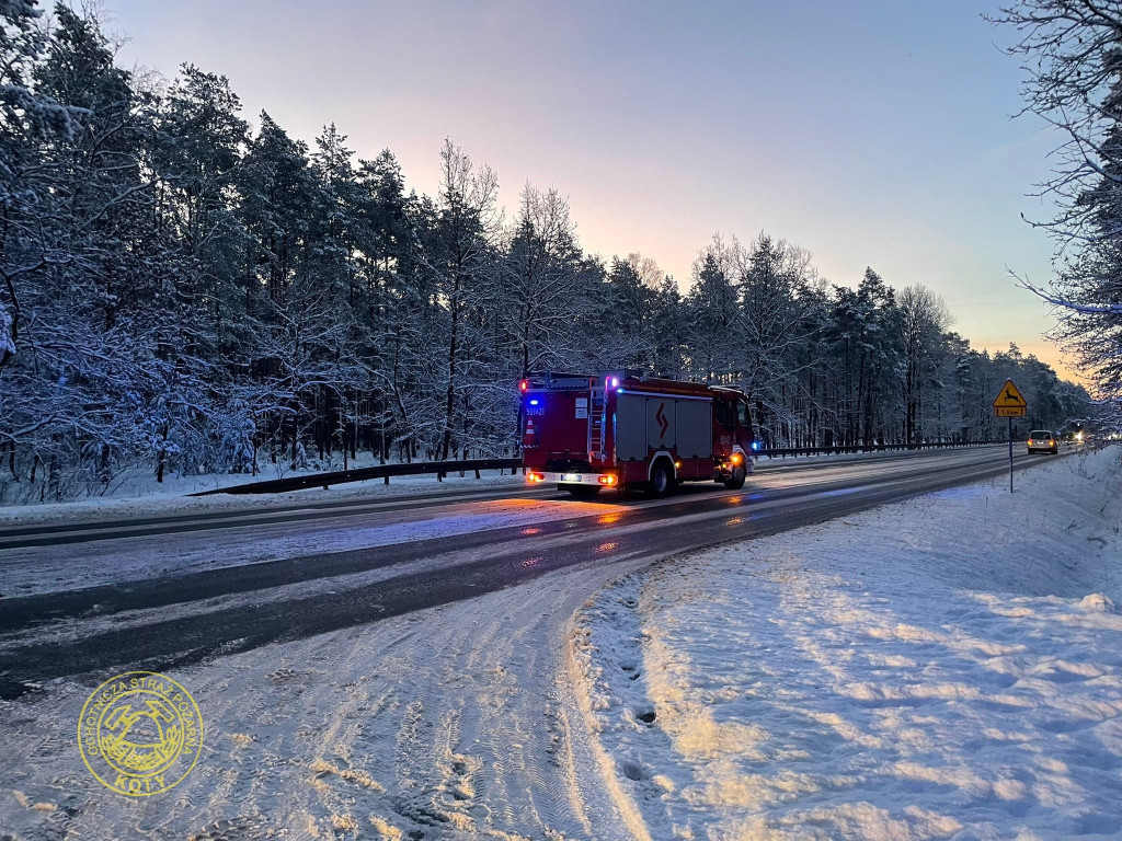 DK 11. Śliska droga, za szybko i auto w rowie