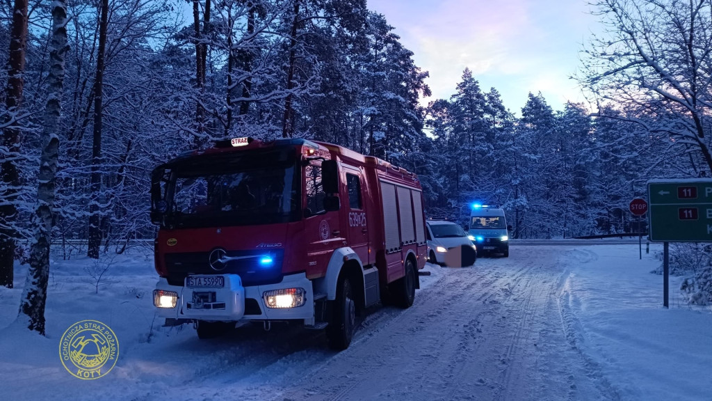 DK 11. Śliska droga, za szybko i auto w rowie