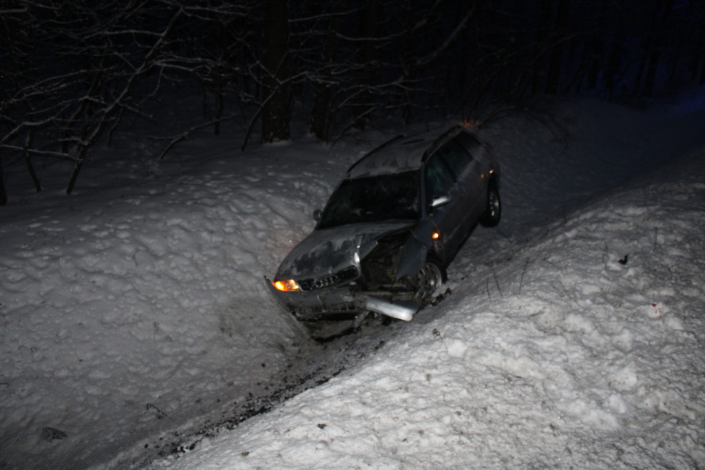 DK 11. Śliska droga, za szybko i auto w rowie