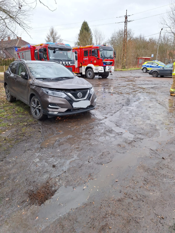 Silny wiatr. Łamią się drzewa, uszkodzone samochody