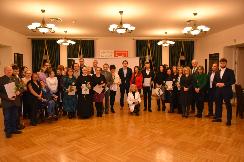 Pomagają innym. Wyróżniono ponad 30 osób [ZDJĘCIA]