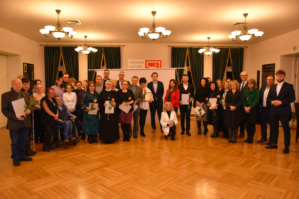 Pomagają innym. Wyróżniono ponad 30 osób [ZDJĘCIA]