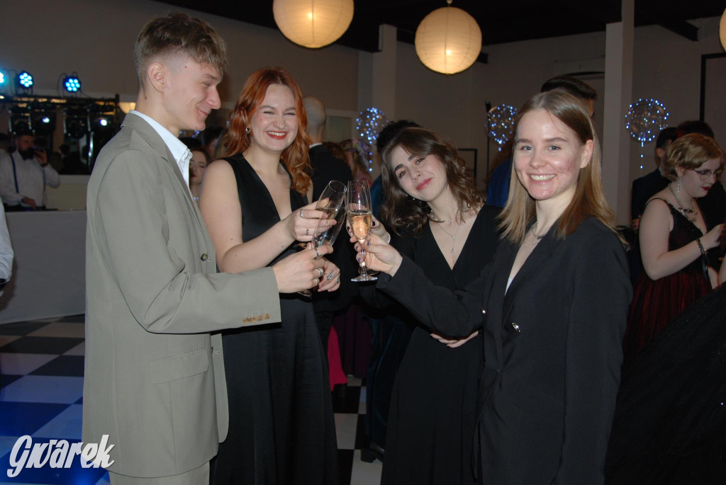 Tarnowskie Góry. Studniówka uczniów Plastyka [FOTO]