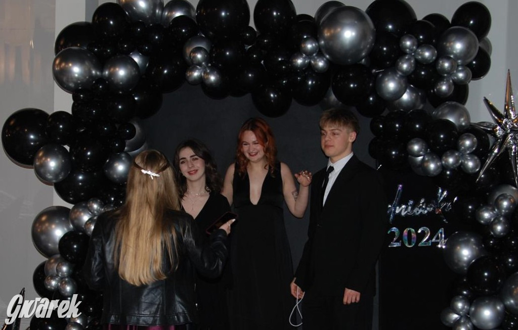 Tarnowskie Góry. Studniówka uczniów Plastyka [FOTO]