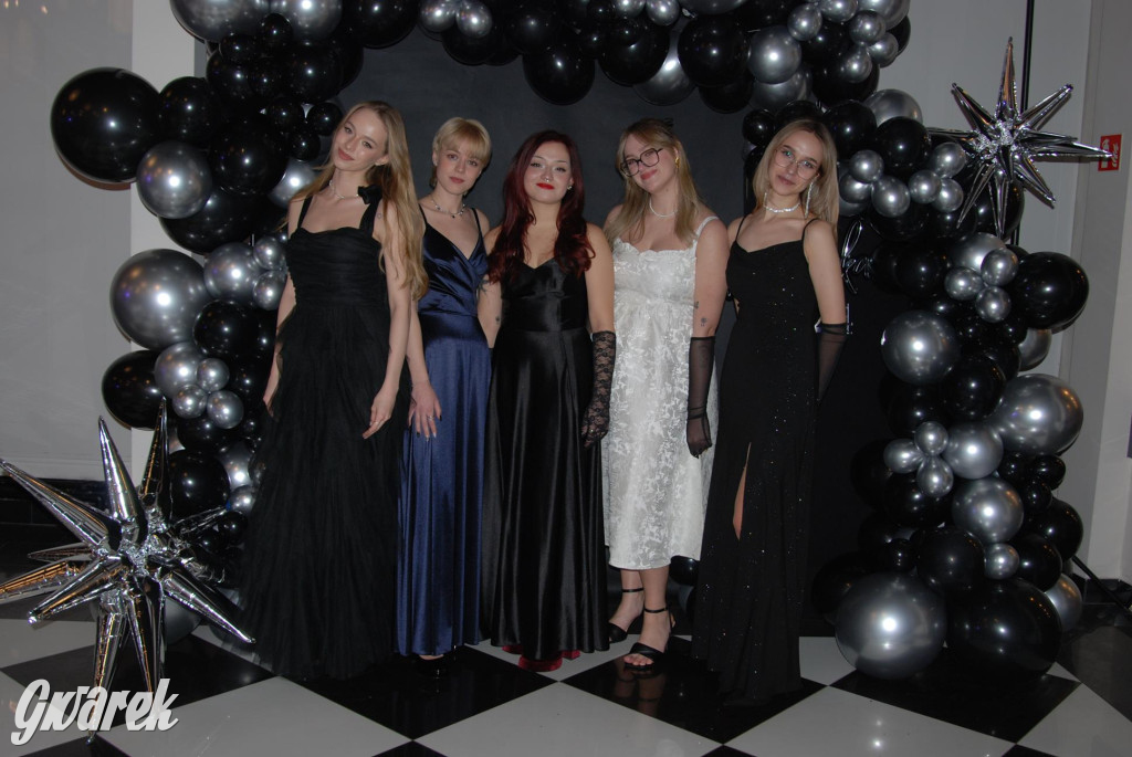 Tarnowskie Góry. Studniówka uczniów Plastyka [FOTO]