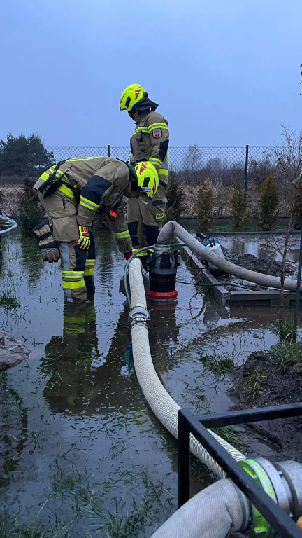 Zalane piwnice, posesje i garaż. Dużo interwencji strażaków