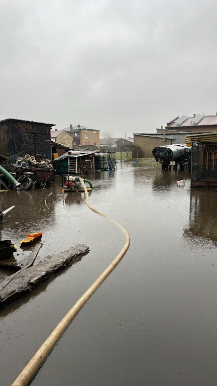Zalane piwnice, posesje i garaż. Dużo interwencji strażaków