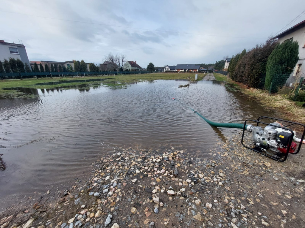 Zalane piwnice, posesje i garaż. Dużo interwencji strażaków