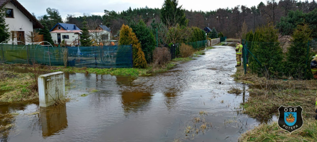 Zalane piwnice, posesje i garaż. Dużo interwencji strażaków