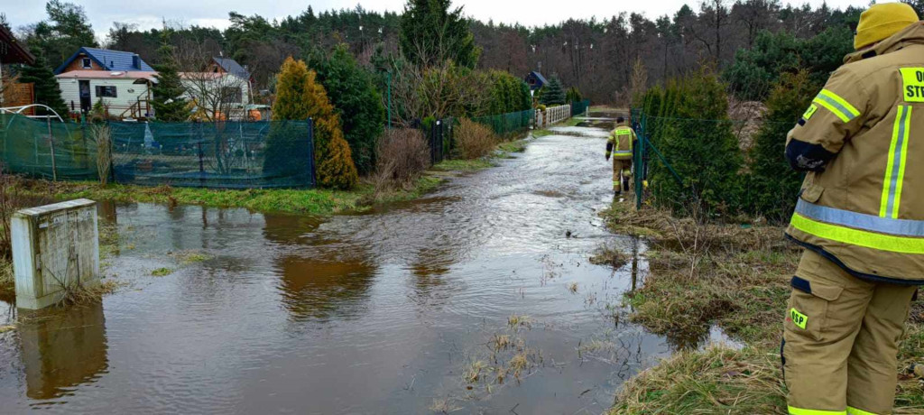 Ma dalej padać. Strażacy walczyli z wodą [GALERIA]