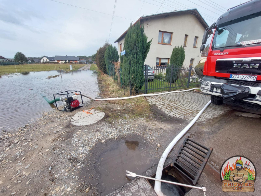 Ma dalej padać. Strażacy walczyli z wodą [GALERIA]