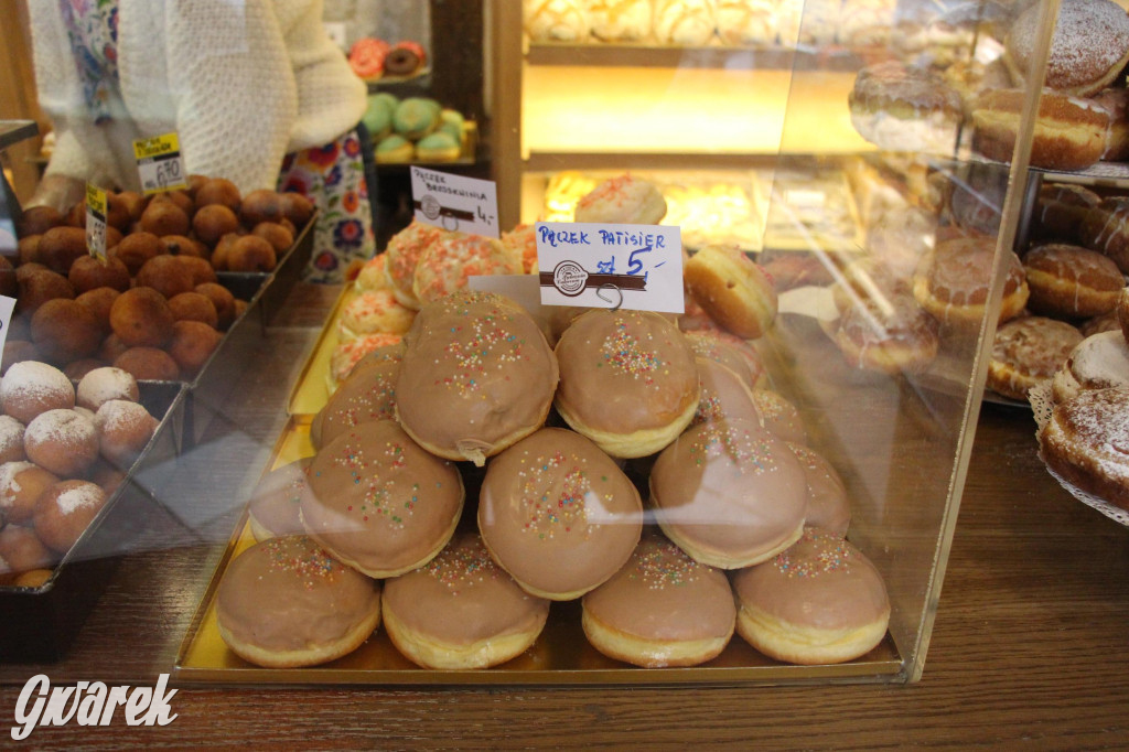 Tarnowskie Góry. Pączki z pistacją, są też z krupniokiem