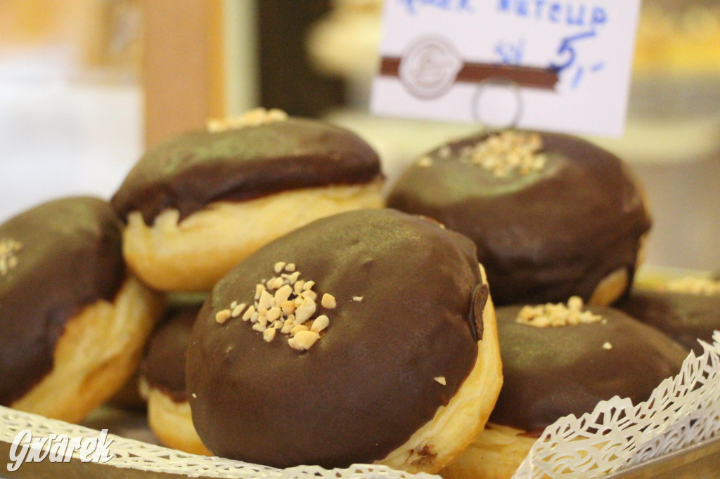 Tarnowskie Góry. Pączki z pistacją, są też z krupniokiem