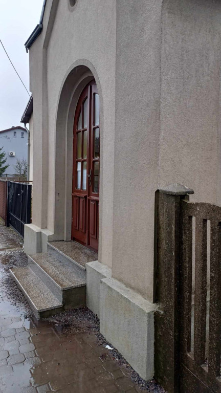 Przez dziury w drodze niszczeje zabytkowa kapliczka