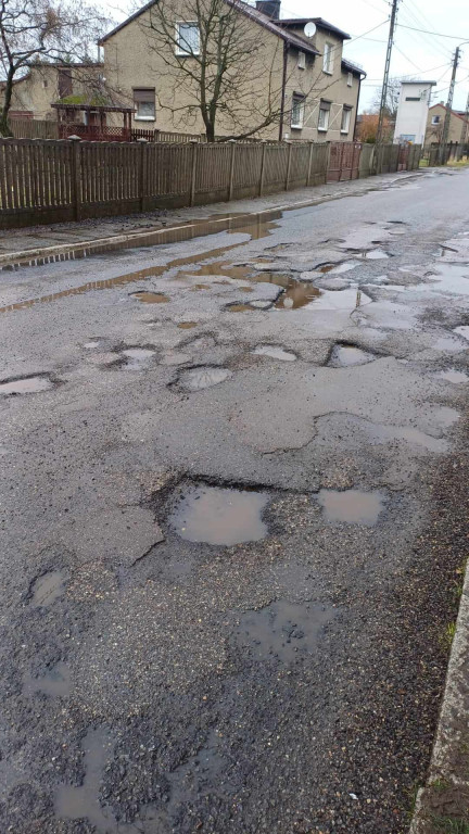 Przez dziury w drodze niszczeje zabytkowa kapliczka