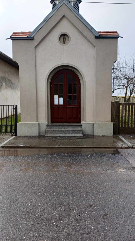 Przez dziury w drodze niszczeje zabytkowa kapliczka