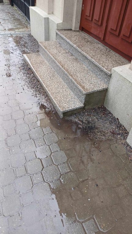 Przez dziury w drodze niszczeje zabytkowa kapliczka