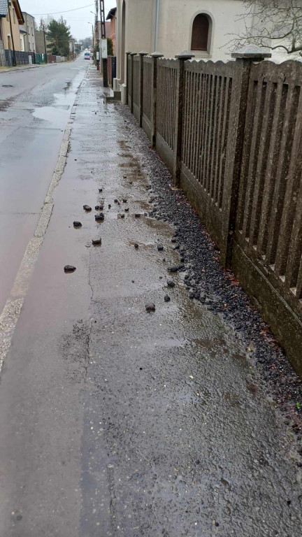 Przez dziury w drodze niszczeje zabytkowa kapliczka