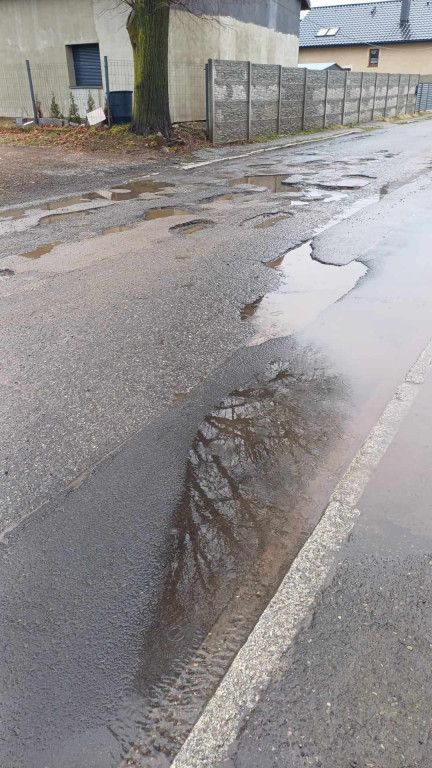 Przez dziury w drodze niszczeje zabytkowa kapliczka