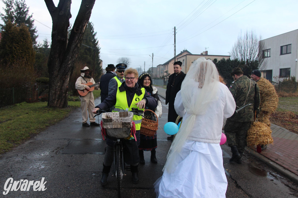 Bery w Miedarach. Zwyczaj kultywują od lat [GALERIA]