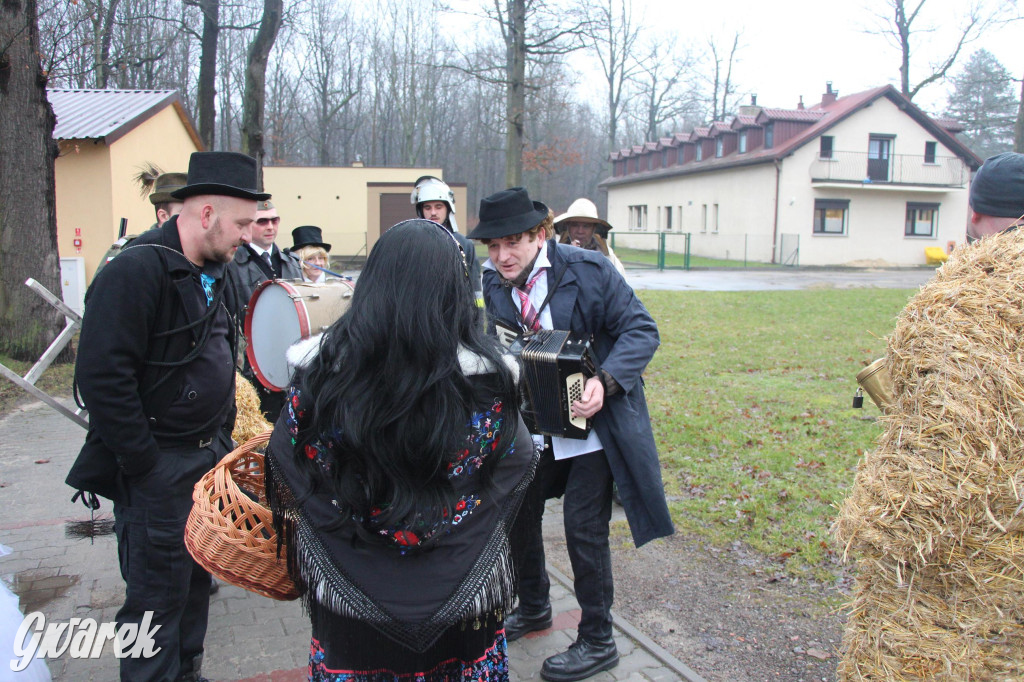 Bery w Miedarach. Zwyczaj kultywują od lat [GALERIA]