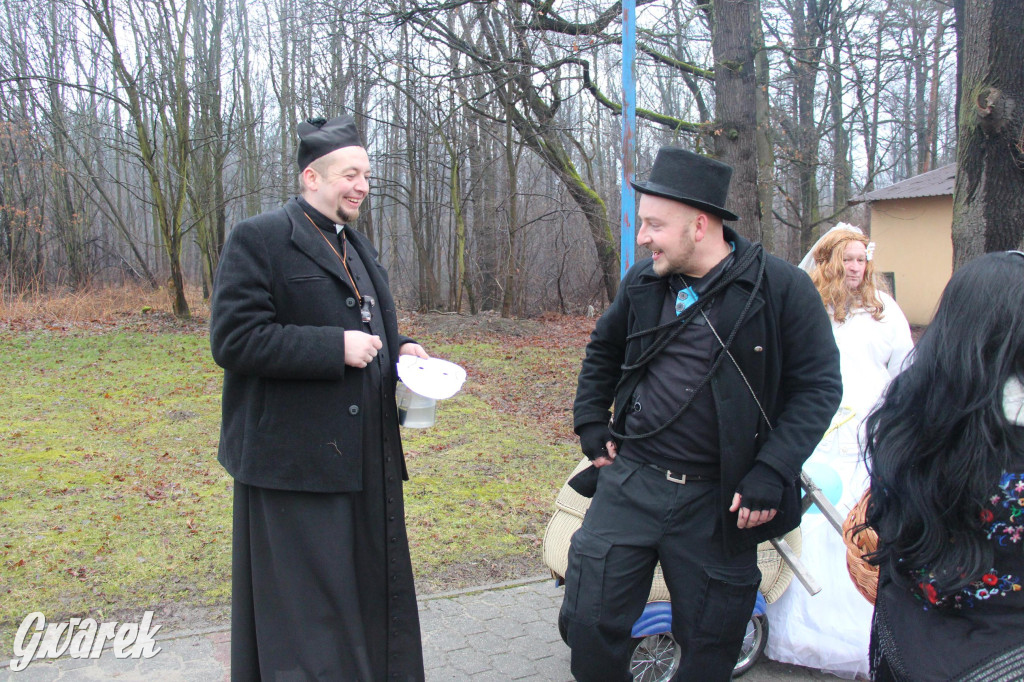 Bery w Miedarach. Zwyczaj kultywują od lat [GALERIA]