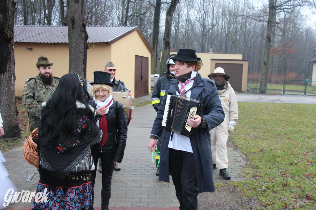 Bery w Miedarach. Zwyczaj kultywują od lat [GALERIA]