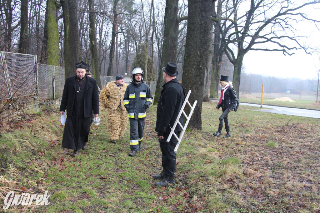 Bery w Miedarach. Zwyczaj kultywują od lat [GALERIA]