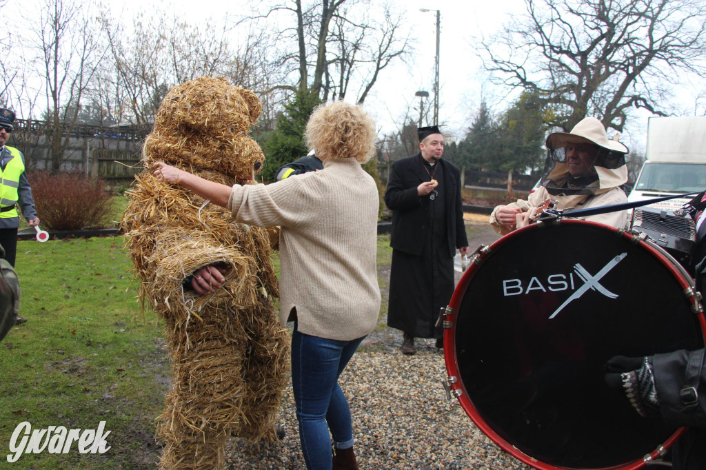 Bery w Miedarach. Zwyczaj kultywują od lat [GALERIA]