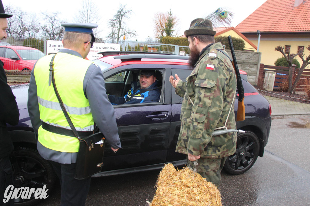 Bery w Miedarach. Zwyczaj kultywują od lat [GALERIA]