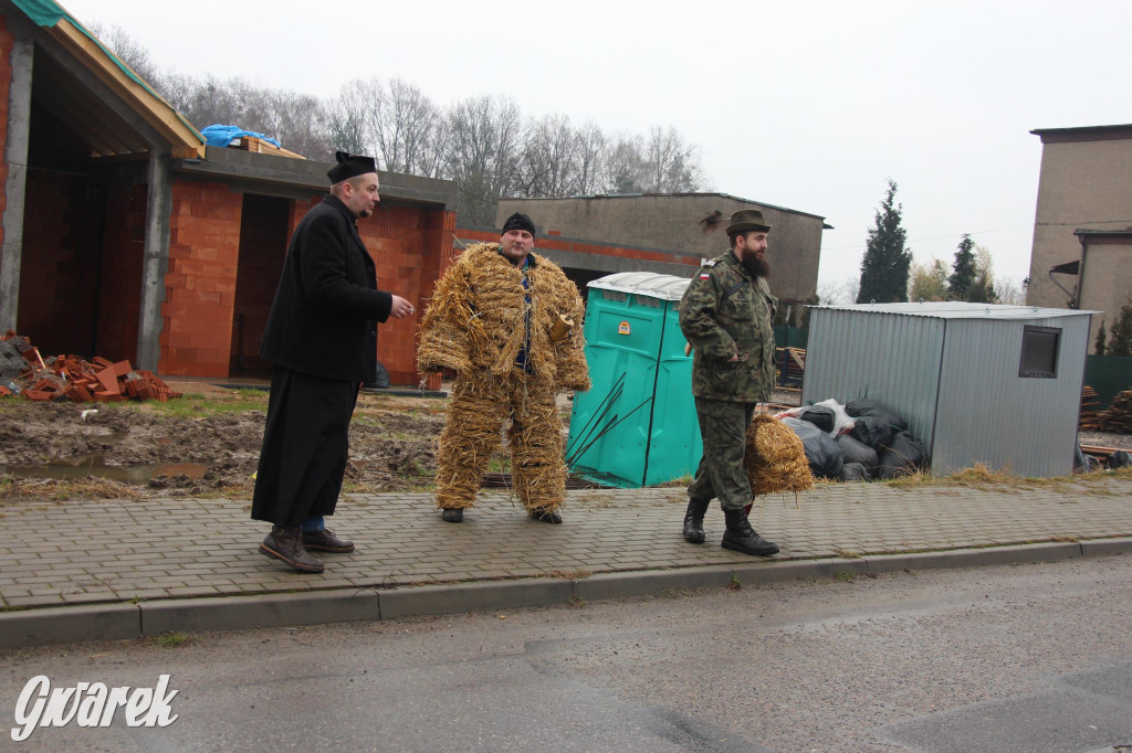 Bery w Miedarach. Zwyczaj kultywują od lat [GALERIA]