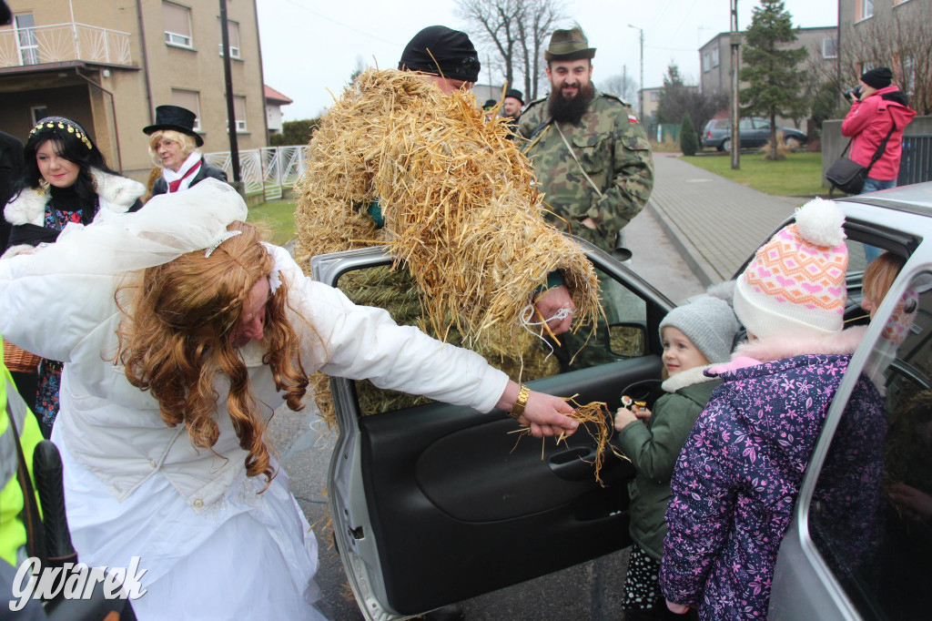 Bery w Miedarach. Zwyczaj kultywują od lat [GALERIA]