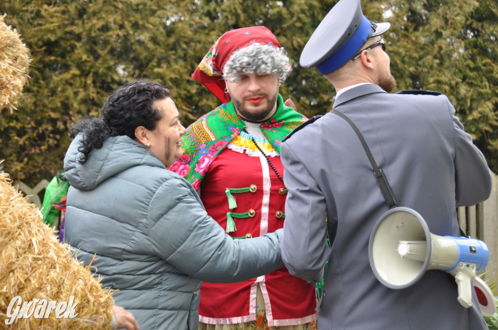 Kopienica. Łubie. Taniec z niedźwiedziem zapewnia powodzenie i dostatek