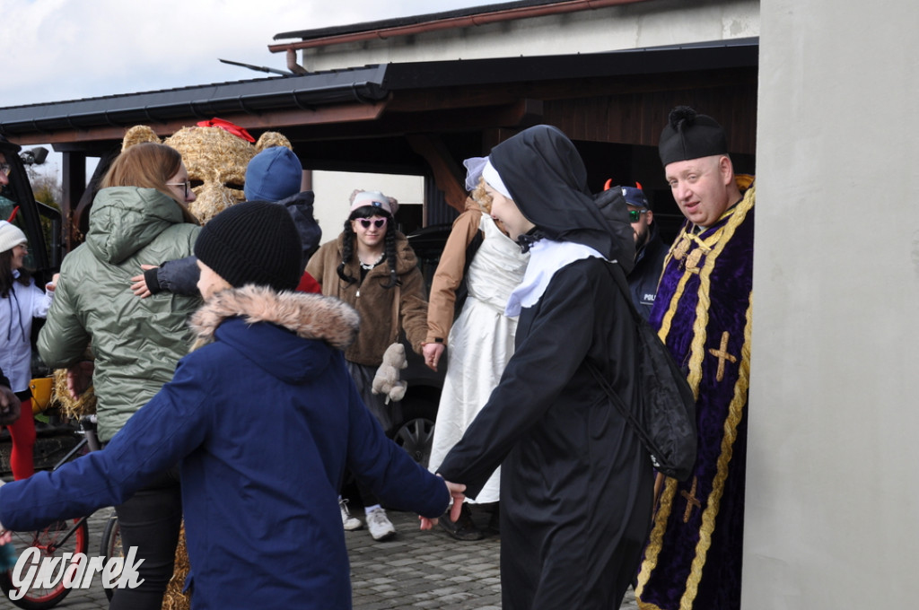 Kopienica. Łubie. Taniec z niedźwiedziem zapewnia powodzenie i dostatek