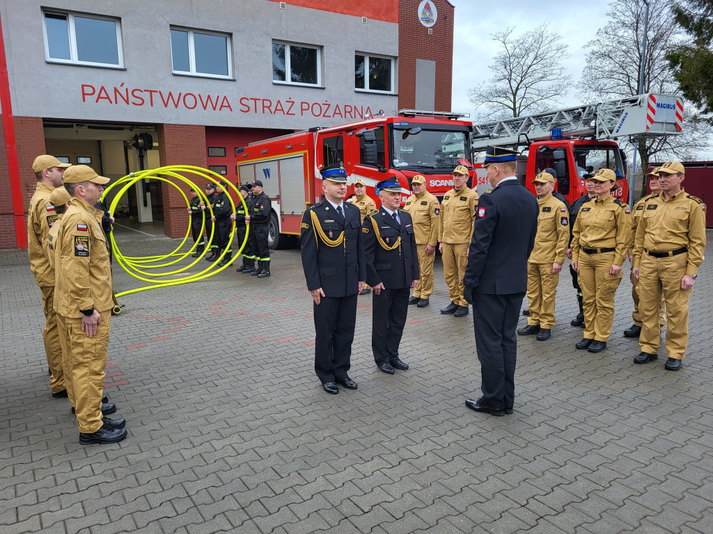 Strażaków emerytów wrzucono do wody [ZDJĘCIA]