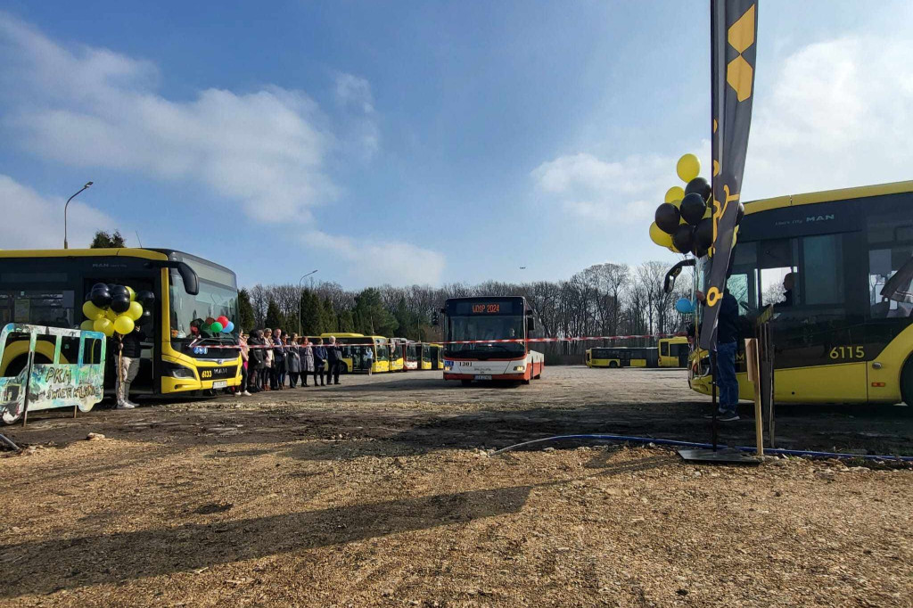 Nowy plac postojowy i kierowca z WOŚP